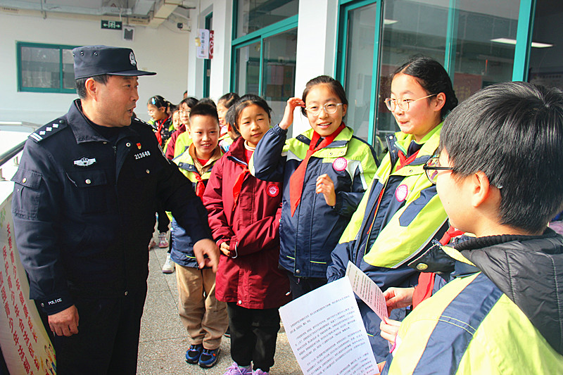 玄武湖街道關工委聯合開展校園反詐宣傳活動，筑牢師生安全防線 (3).jpg