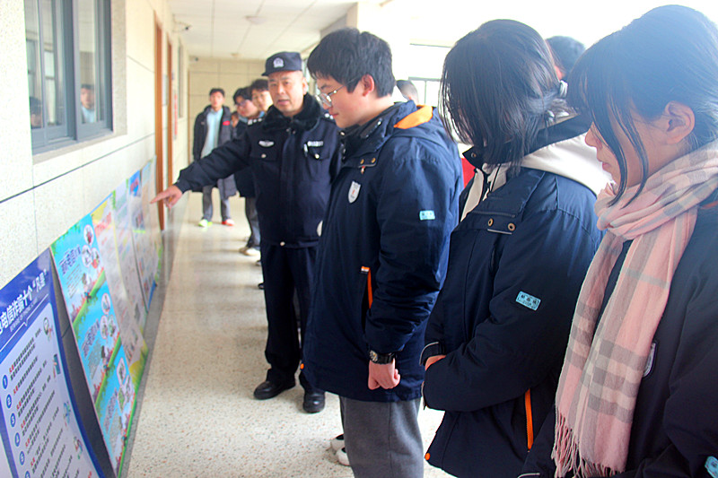 玄武湖街道關工委聯合開展校園反詐宣傳活動，筑牢師生安全防線 (4).jpg