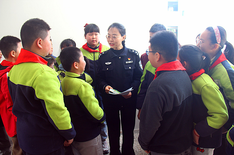 玄武湖街道關工委聯合開展校園反詐宣傳活動，筑牢師生安全防線 (5).jpg