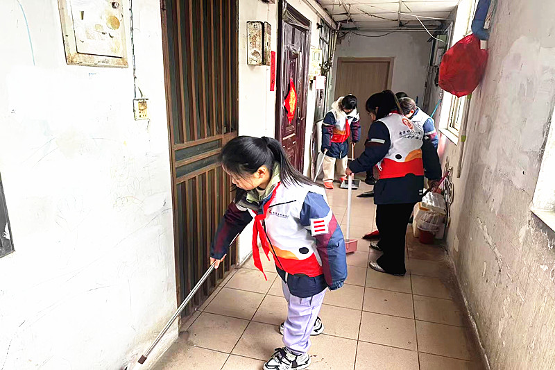 江蘇省南京市棲霞區燕子磯街道曉莊村社區關工委組織開展“校社共建學雷鋒”志愿服務活動(1).jpg