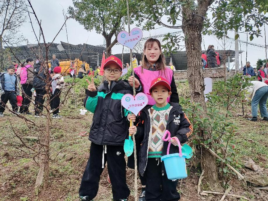 三合街道互助會開展“雷鋒精神耀社區(qū) 青少年植樹護家園”植樹活動2.png